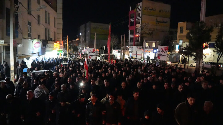 چهارمین شب خروش مردم انقلابی و قدر شناس کمال‌شهر در سوگ شهید امام خامنه ای و دفاع از وطن