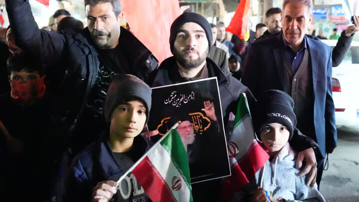 چهارمین شب خروش مردم انقلابی و قدر شناس کمال‌شهر در سوگ شهید امام خامنه ای و دفاع از وطن