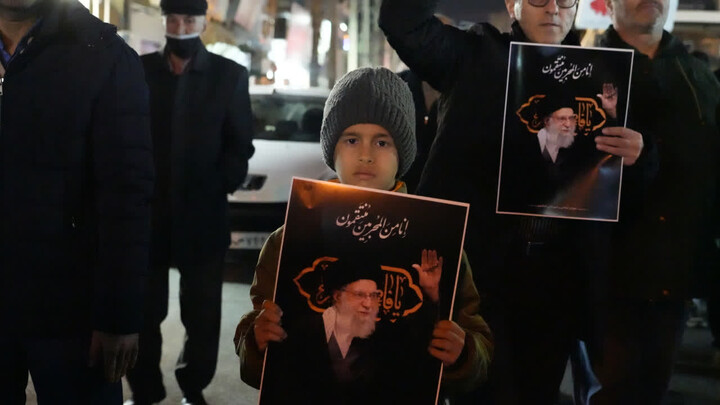 چهارمین شب خروش مردم انقلابی و قدر شناس کمال‌شهر در سوگ شهید امام خامنه ای و دفاع از وطن