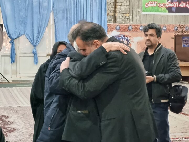 تصاویر/ اجتماع حماسی مردم ولایتمدار کاشان درشب چهارم همراه با شب وداع با شهدای اخیر