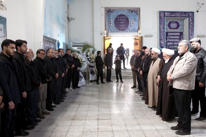 تصاویر/ اقامه نماز امام جمعه کرمانشاه بر پیکر شهید حملات تروریستی استکبار جهانی