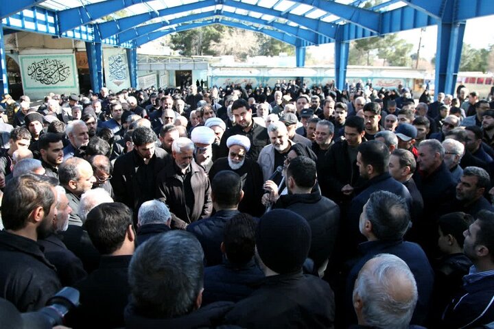 تصاویر/ اقامه نماز امام جمعه کرمانشاه بر پیکر شهید حملات تروریستی استکبار جهانی