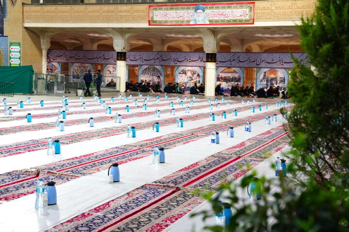 اطعام زائران روزه‌دار حرم کریمه اهل‌بیت(س) در شب میلاد کریم اهل‌بیت(ع)
