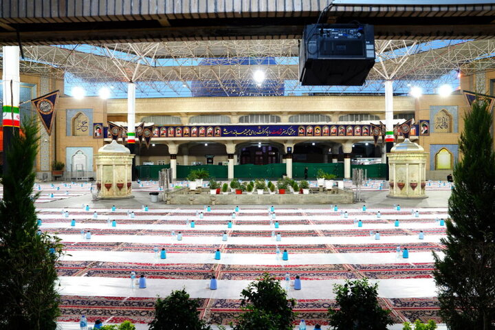اطعام زائران روزه‌دار حرم کریمه اهل‌بیت(س) در شب میلاد کریم اهل‌بیت(ع)