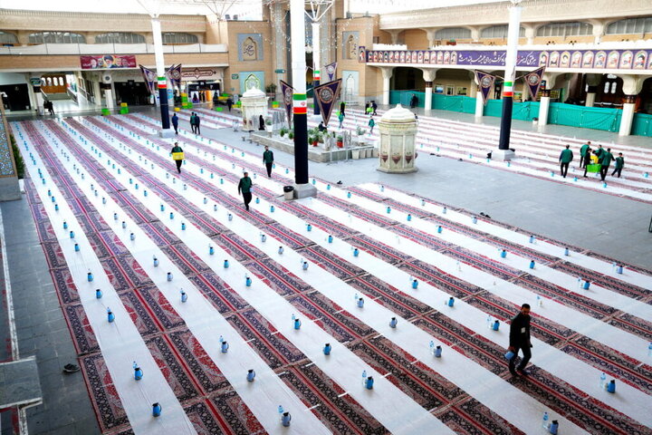 اطعام زائران روزه‌دار حرم کریمه اهل‌بیت(س) در شب میلاد کریم اهل‌بیت(ع)