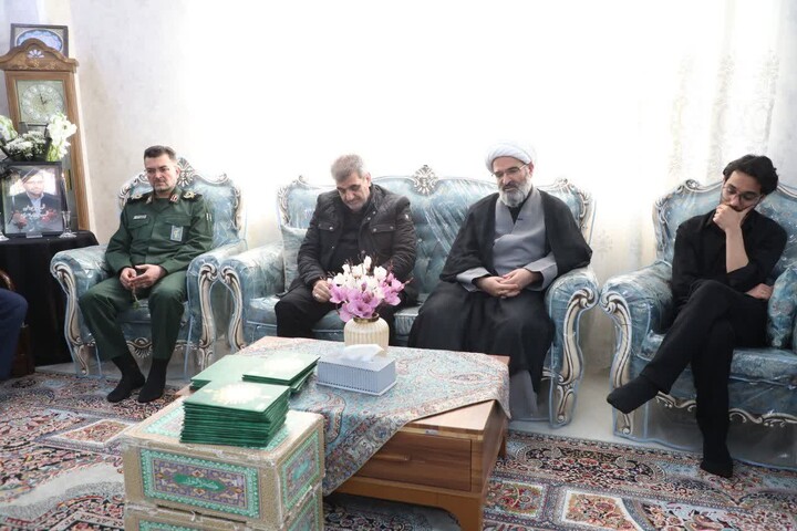تصاویر/ حضور مسئولان استان سمنان در منزل شهید «حاج محمد باصری»