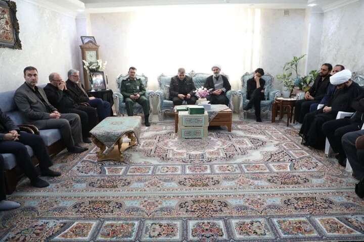 تصاویر/ حضور مسئولان استان سمنان در منزل شهید «حاج محمد باصری»