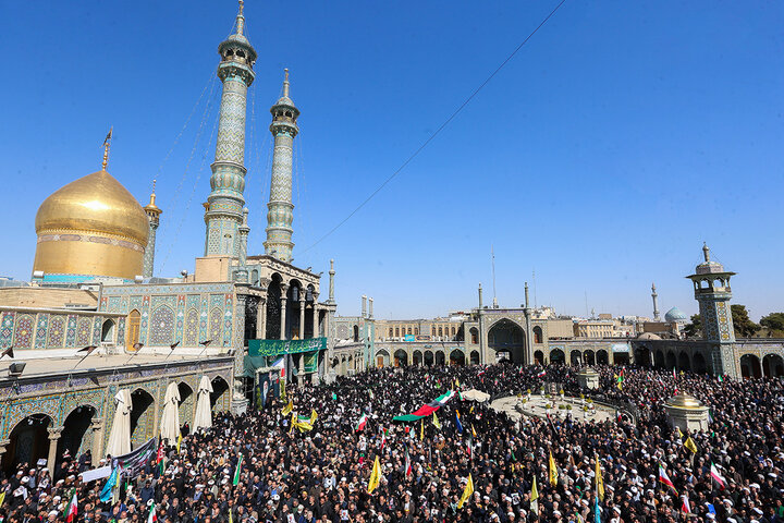تشییع ۱۳ شهید حملات آمریکایی صهیونی بر روی دوش زائران حرم کریمه اهل بیت(س)