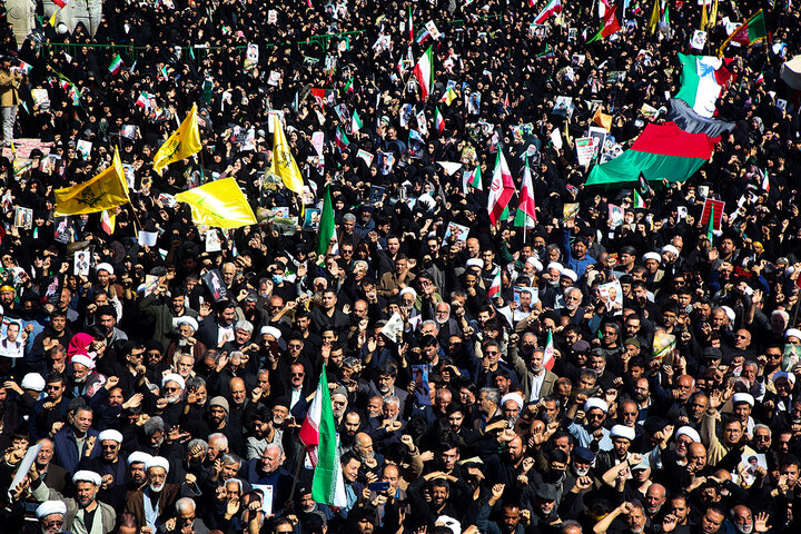 تشییع ۱۳ شهید حملات آمریکایی صهیونی بر روی دوش زائران حرم کریمه اهل بیت(س)