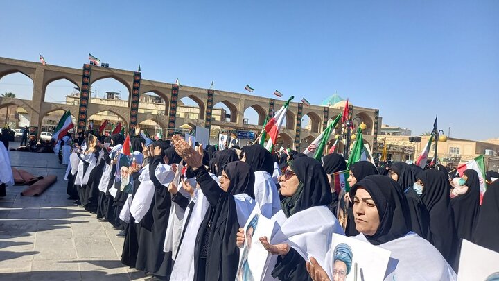 تصاویر/ میدان داری بانوان یزدی در ششمین روز شهادت امام خامنه ای