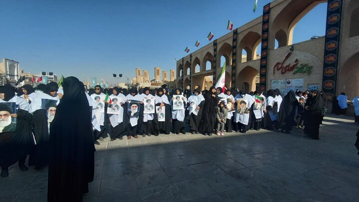 تصاویر/ میدان داری بانوان یزدی در ششمین روز شهادت امام خامنه ای
