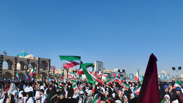 تصاویر/ میدان داری بانوان یزدی در ششمین روز شهادت امام خامنه ای