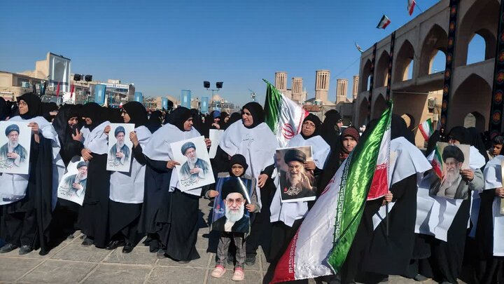 تصاویر/ میدان داری بانوان یزدی در ششمین روز شهادت امام خامنه ای