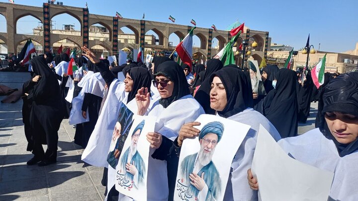 تصاویر/ میدان داری بانوان یزدی در ششمین روز شهادت امام خامنه ای