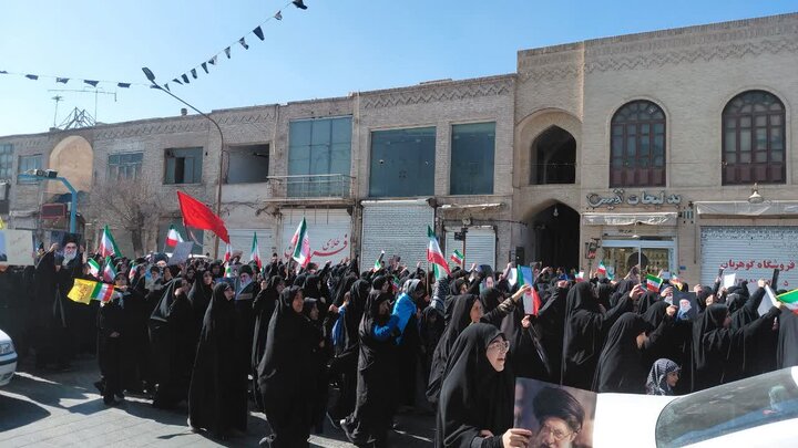 تصاویر/ میدان داری بانوان یزدی در ششمین روز شهادت امام خامنه ای