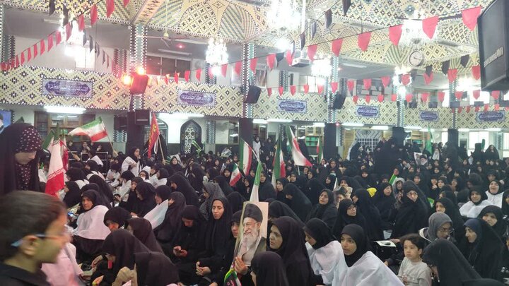 تصاویر/ میدان داری بانوان یزدی در ششمین روز شهادت امام خامنه ای