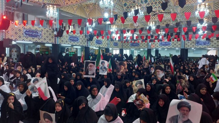 تصاویر/ میدان داری بانوان یزدی در ششمین روز شهادت امام خامنه ای