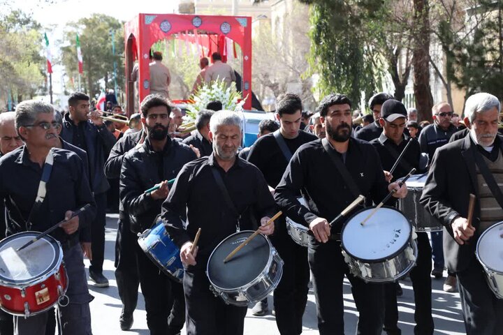تصاویر/ شکوه تشییع شهید عبدالرحمن چاکرالحسینی در شهر ابرکوه
