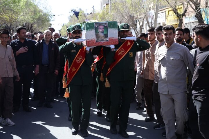 تصاویر/ شکوه تشییع شهید عبدالرحمن چاکرالحسینی در شهر ابرکوه