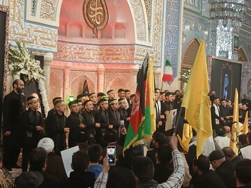تصاویر/ اجتماع بزرگ مهاجرین افغانستانی در محکومیت شهادت قائد امت در حرم مطهر رضوی