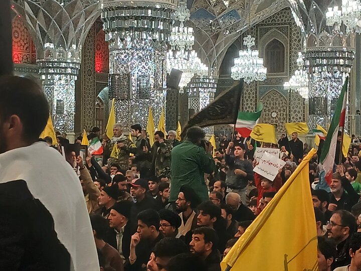 تصاویر/ اجتماع بزرگ مهاجرین افغانستانی در محکومیت شهادت قائد امت در حرم مطهر رضوی