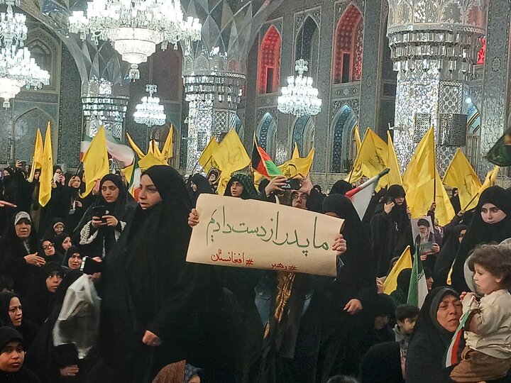 تصاویر/ اجتماع بزرگ مهاجرین افغانستانی در محکومیت شهادت قائد امت در حرم مطهر رضوی