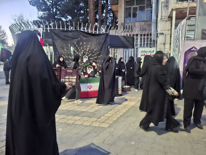 تصاویر/ توزیع افطاری ساده در سلماس به همت مدرسه علمیه خواهران این شهر
