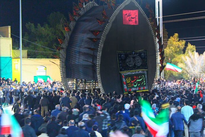 تصاویر/ نخلبرداری عاشورایی در ششمین روز شهادت امام خامنه ای در اردکان