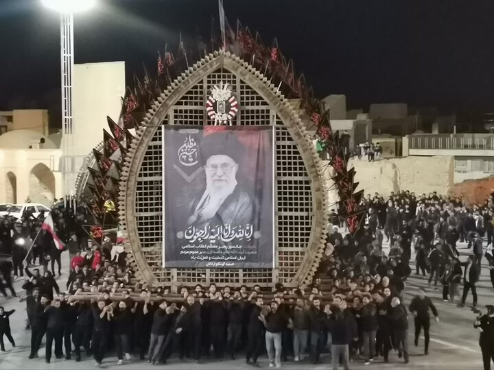 تصاویر/ نخلبرداری عاشورایی در ششمین روز شهادت امام خامنه ای در اردکان
