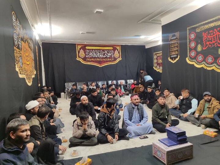 تصاویر/ قم المقدسہ میں دفترِ نمائندگیِ ولیِّ فقیہ  کے زیرِ اہتمام رہبرِ معظم کی شہادت کی پہلی شبِ جمعہ پر قرآن خوانی اور مجلسِ ترحیم