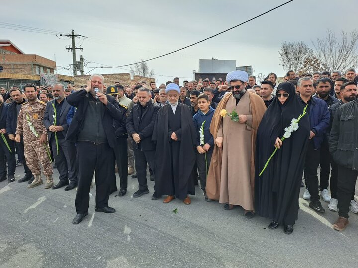 تصاویر/ تشییع پیکر مطهر شهید نیما رحیمی روی دستان مردم قدرشناس پلدشت