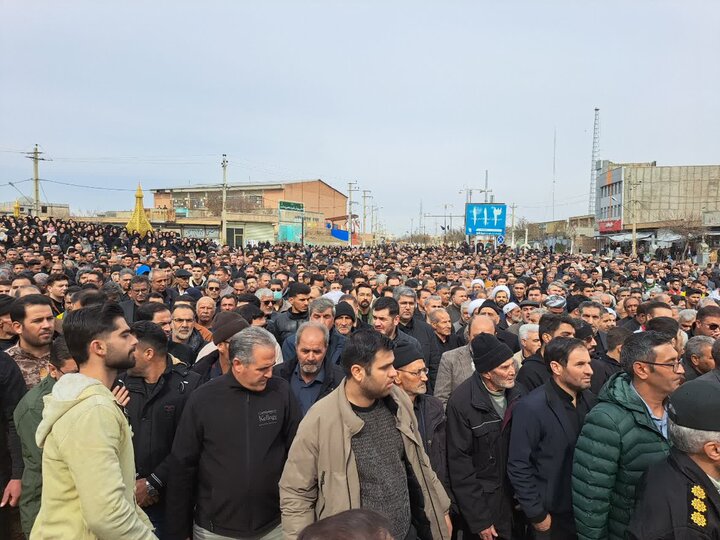 تصاویر/ تشییع پیکر مطهر شهید نیما رحیمی روی دستان مردم قدرشناس پلدشت