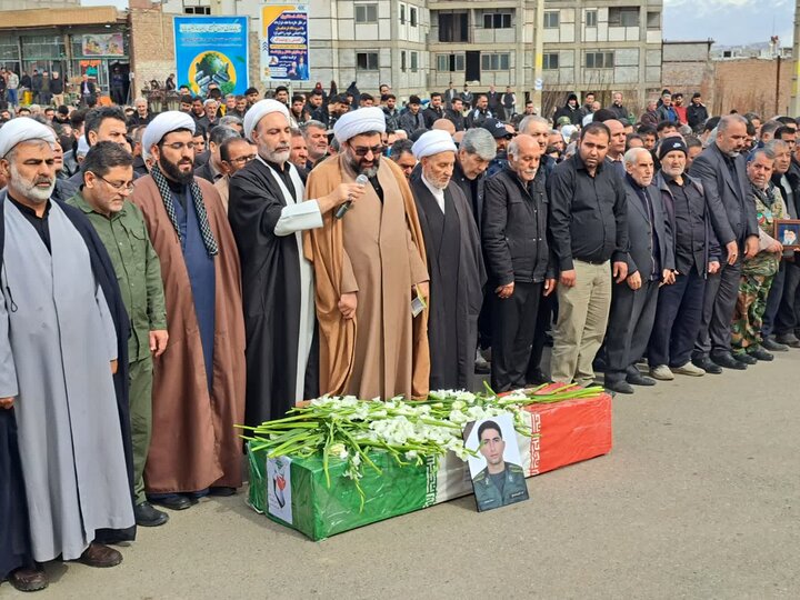 تصاویر/ تشییع پیکر مطهر شهید نیما رحیمی روی دستان مردم قدرشناس پلدشت