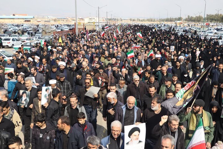 تصاویر/ راهپیمایی نمازگزاران جمعه شهرستان سمنان در تجدید میثاق با آرمان‌های بلند امام شهید انقلاب اسلامی