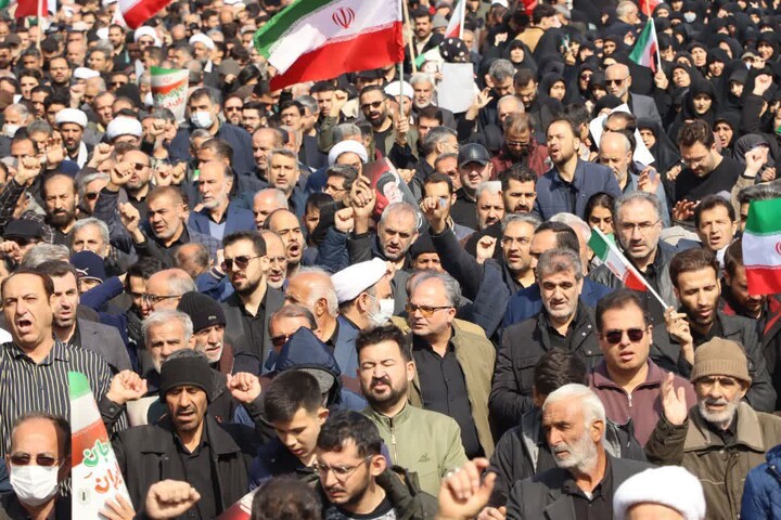 تصاویر/ راهپیمایی نمازگزاران جمعه شهرستان سمنان در تجدید میثاق با آرمان‌های بلند امام شهید انقلاب اسلامی