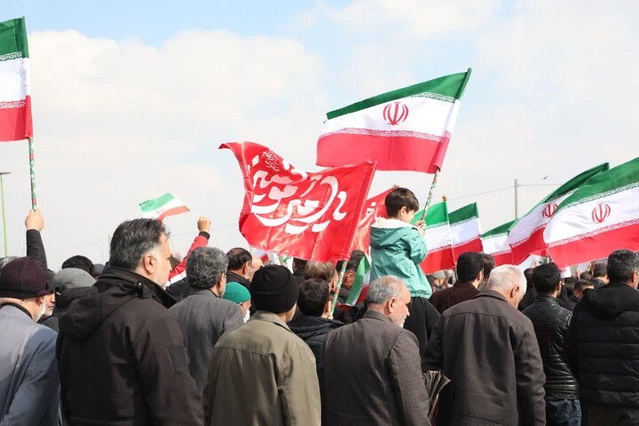 تصاویر/ راهپیمایی نمازگزاران جمعه شهرستان سمنان در تجدید میثاق با آرمان‌های بلند امام شهید انقلاب اسلامی