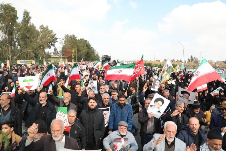 تصاویر/ راهپیمایی نمازگزاران جمعه شهرستان سمنان در تجدید میثاق با آرمان‌های بلند امام شهید انقلاب اسلامی