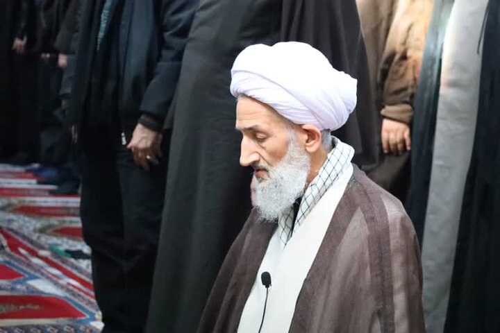 اقامه نماز بر پیکر شهدا