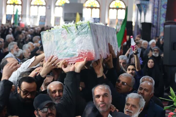اقامه نماز بر پیکر شهدا