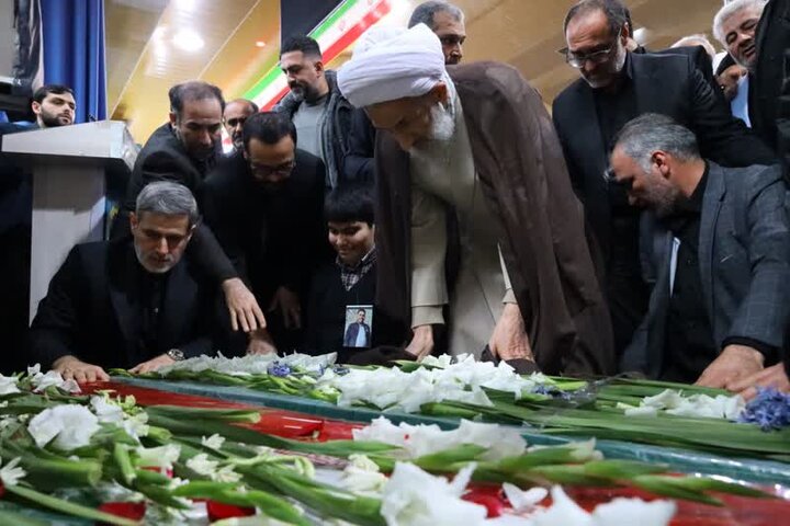 اقامه نماز بر پیکر شهدا