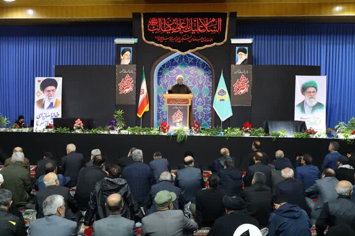 اقامه نماز بر پیکر شهدا