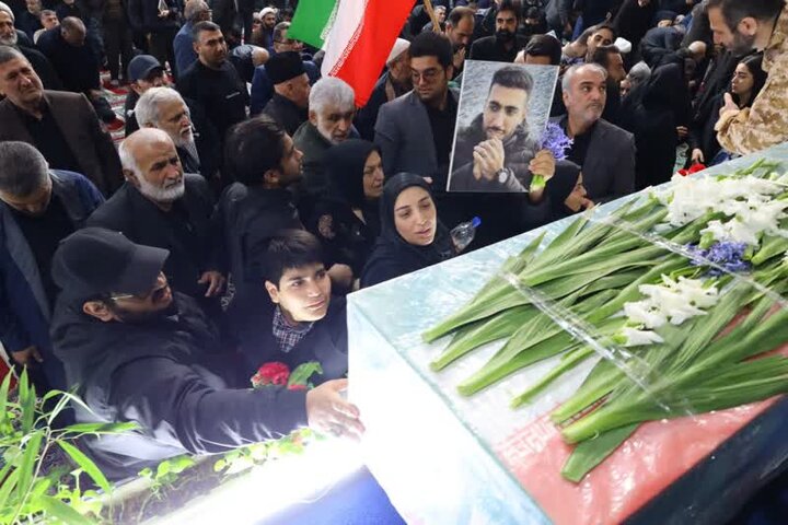 اقامه نماز بر پیکر شهدا