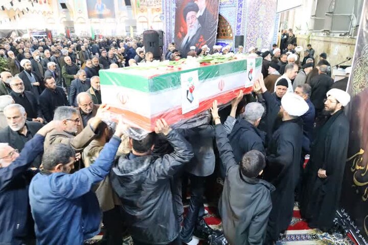 اقامه نماز بر پیکر شهدا