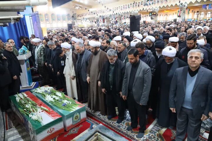 اقامه نماز بر پیکر شهدا