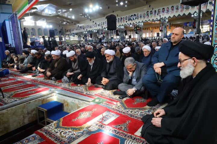 اقامه نماز بر پیکر شهدا