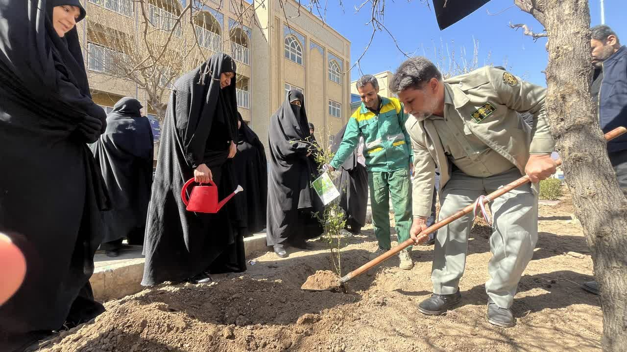 روز درختکاری در جامعه الزهرا