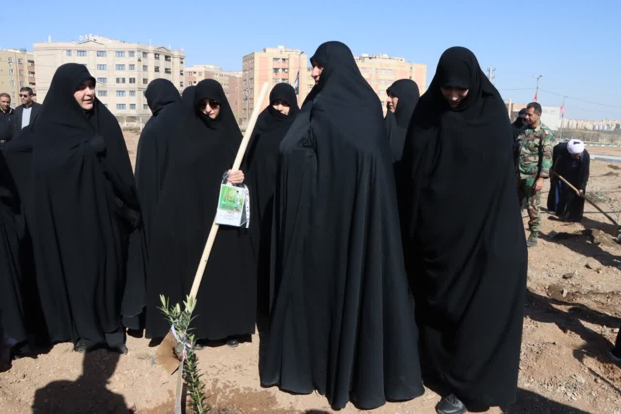 طلاب جامعه الزهرا(س) به یاد رهبر شهید نهال‌های مثمر غرس کردند