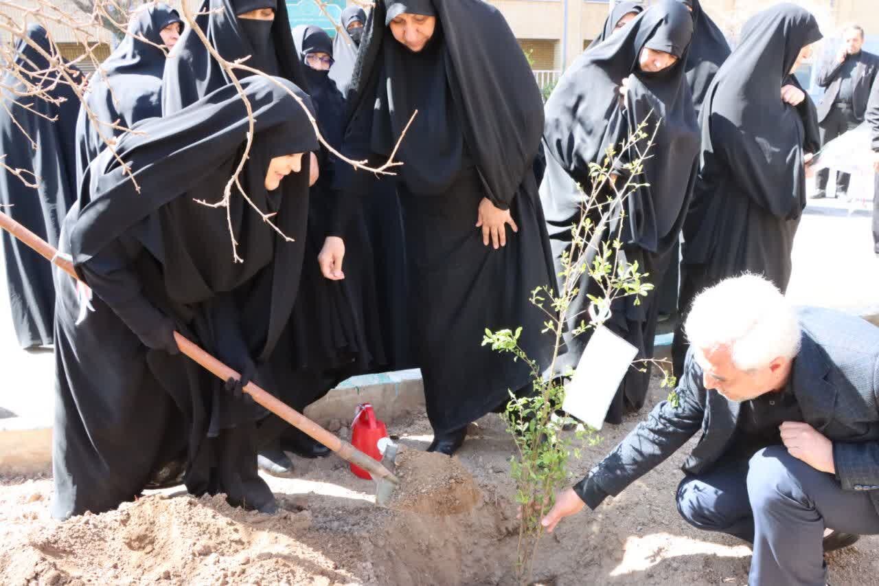 روز درختکاری در جامعه الزهرا