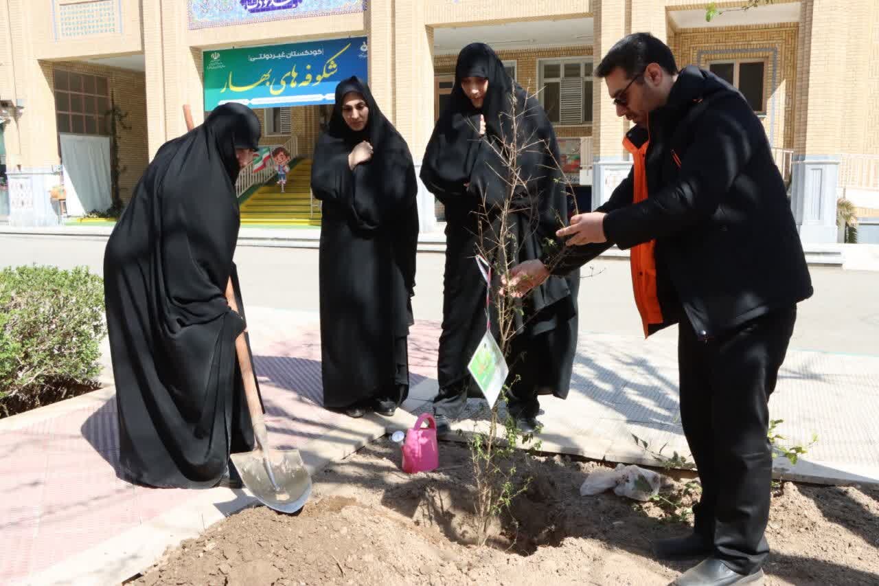 روز درختکاری در جامعه الزهرا