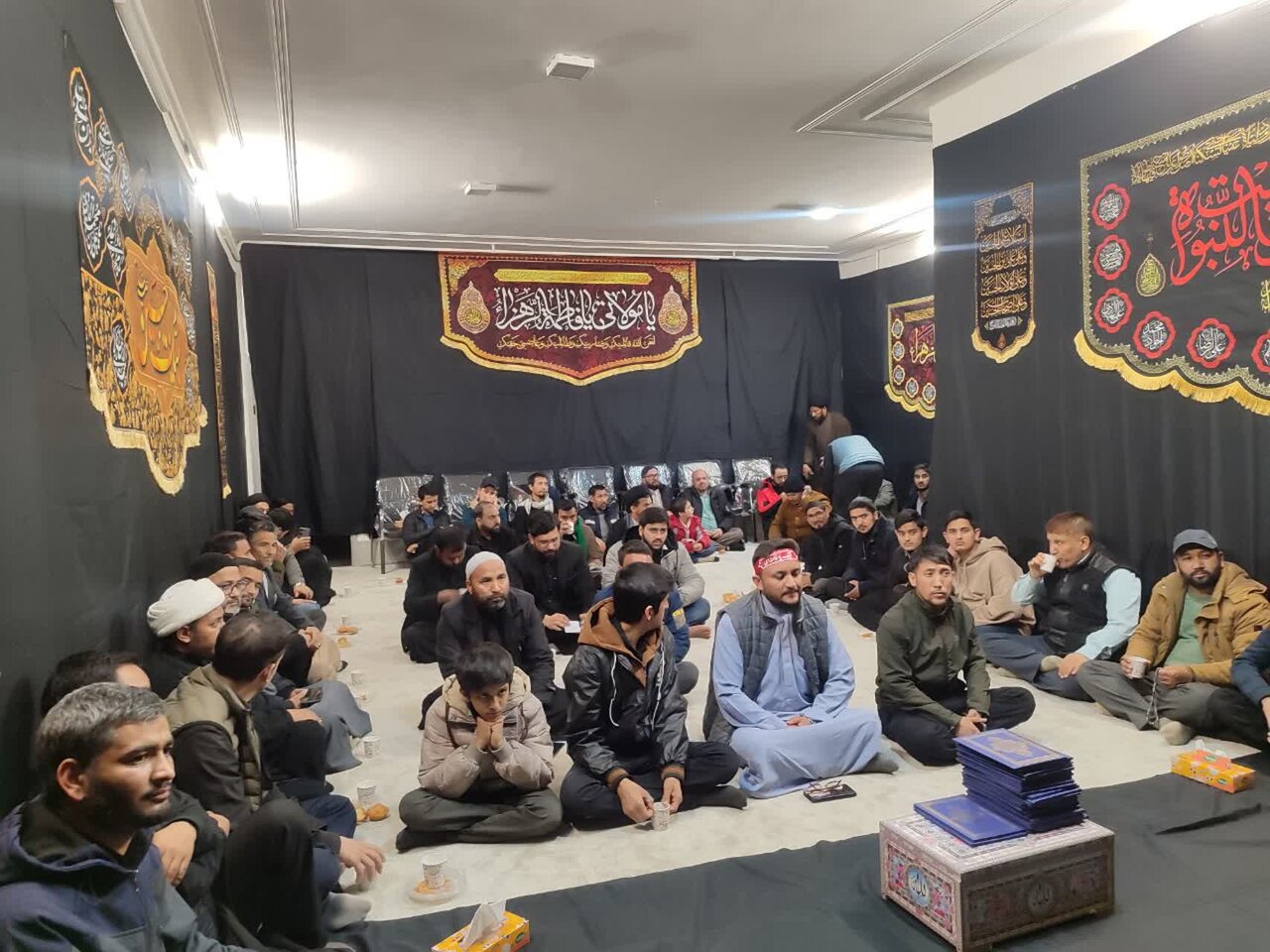 फ़ोटो क़ुम अल मुक़द्देसा मे वली फ़कीह के प्रतिनिधि के कार्यालय मे सुप्रीम लीडर की शहादत की पहली शबे जुमा पर क़ुरआन ख़ानी और मजलिस अज़ा का आयोजन
